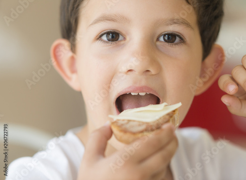 Niño comiendo montadito de queso