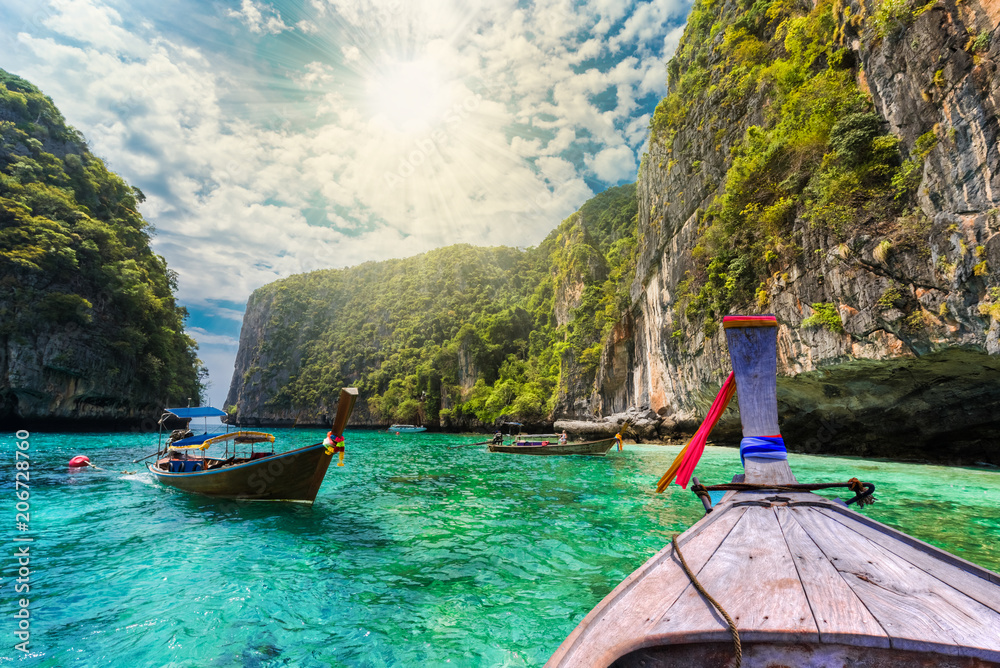 Naklejka premium Traditional long tail boat on the sea in Loh Samah Bay, Phi Phi island, Thailand