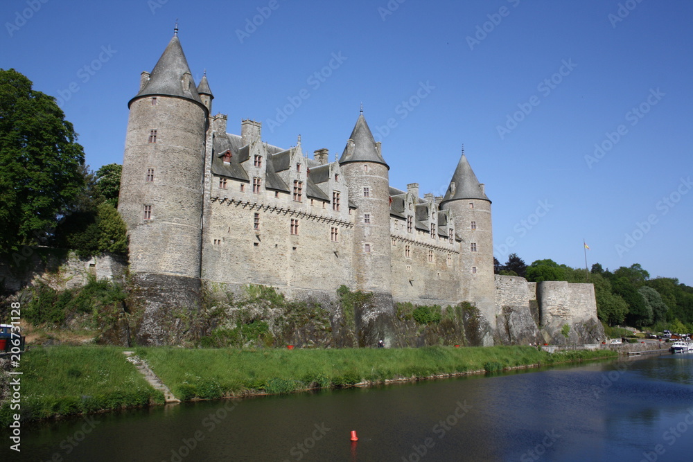 Joyau de la Bretagne

Classée « Petite Cité de Caractère », la ville de Josselin baigne sur les bords de l’Oust.
on plus beau joyau reste son château, toujours habité par la famille Rohan.


