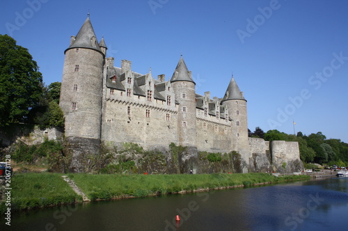 Joyau de la BretagneClassée « Petite Cité de Caractère », la ville de Josselin baigne sur les bords de l’Oust. on plus beau joyau reste son château, toujours habité par la famille Rohan.