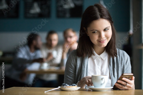 Принти на полотні Curious girl looking at dessert ordered by flirting guys from table behind eaves