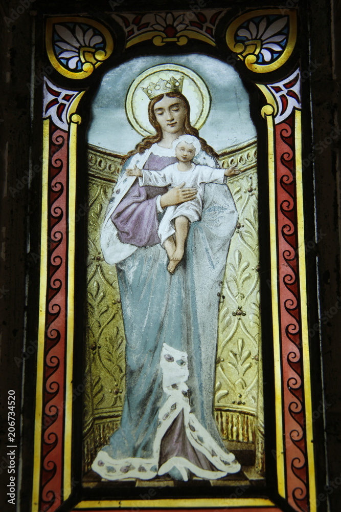 Vierge Marie et l'enfant Jésus, vitrail d'un caveau du cimetière de Passy à Paris	