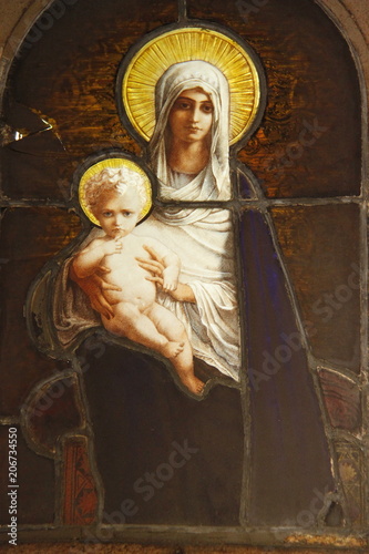 Vierge et l enfant  vitrail d un caveau du cimeti  re de Passy    Paris