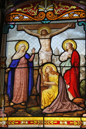 Christ sur la croix, vitrail d'un caveau du cimetière de Passy à Paris
