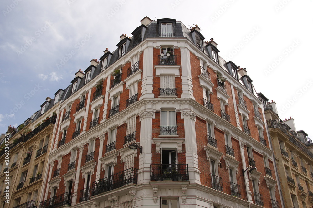 Immeuble en briques du quartier de Saint Lambert à Paris