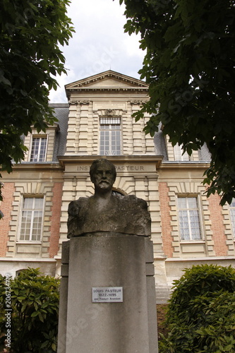 Statue de Pasteur devant l'institut Pasteur à Paris photo