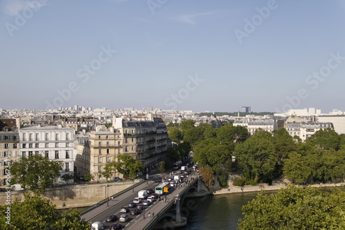 Traffic routier sur un pont à Paris, vue aérienne