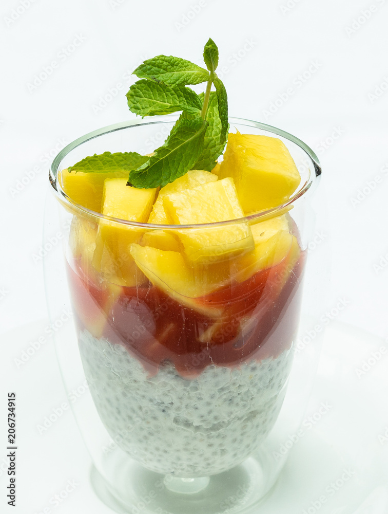 Chiapudding mit Erdbeermus und Mangostückchen, garniert mit Minze