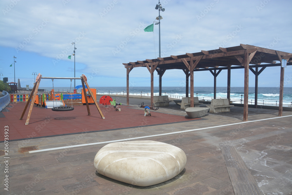 Fototapeta premium columpios en un parque infantil
