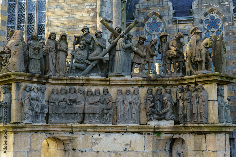F, Bretagne, Finistère, Plougastel-Daoulas, Kalvarienberg, Ansicht der Südfassade. Oberstes Postament - Tragen des Kreuzes (Veronika mit dem Tuch, Johannes stützt Maria