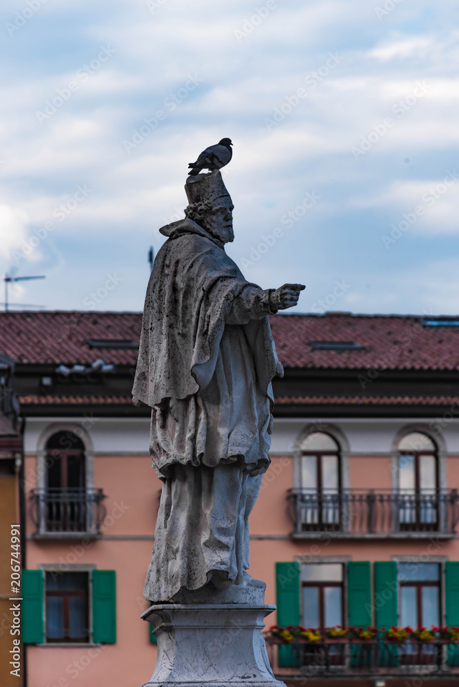 Nepomuk Statue mit Taube in Riva del Garda