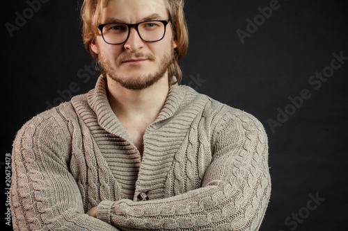 Fotografie close up photo jock in glasses wearing sweater isolated black background