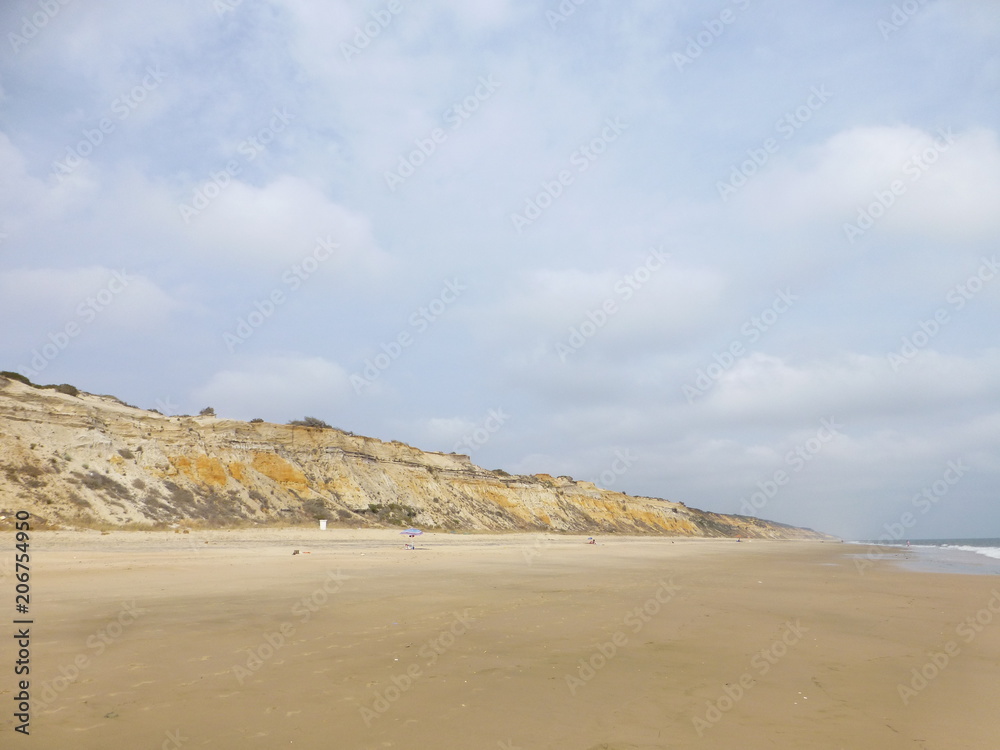 Playa Cuesta Maneli en Huelva, zona costera con playa de arena fina blanca que forma parte del Parque de Doñana Playa Cuesta Maneli en Huelva, zona costera con playa de arena fina blanca que forma parte del Parque de Doñana