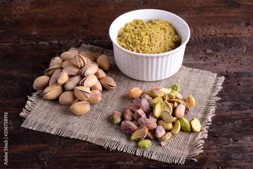 Foto Peeled and ground salted pistachios