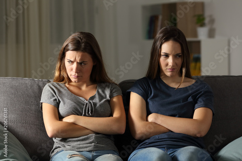 Fotografia Anfry friends ignoring each other at home in the night