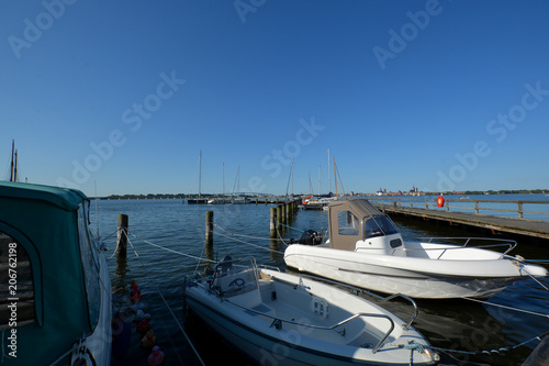 Motorboote im Hafen Altefähr mit Blick zur Rügenbrüke und Skyline von Stralsund