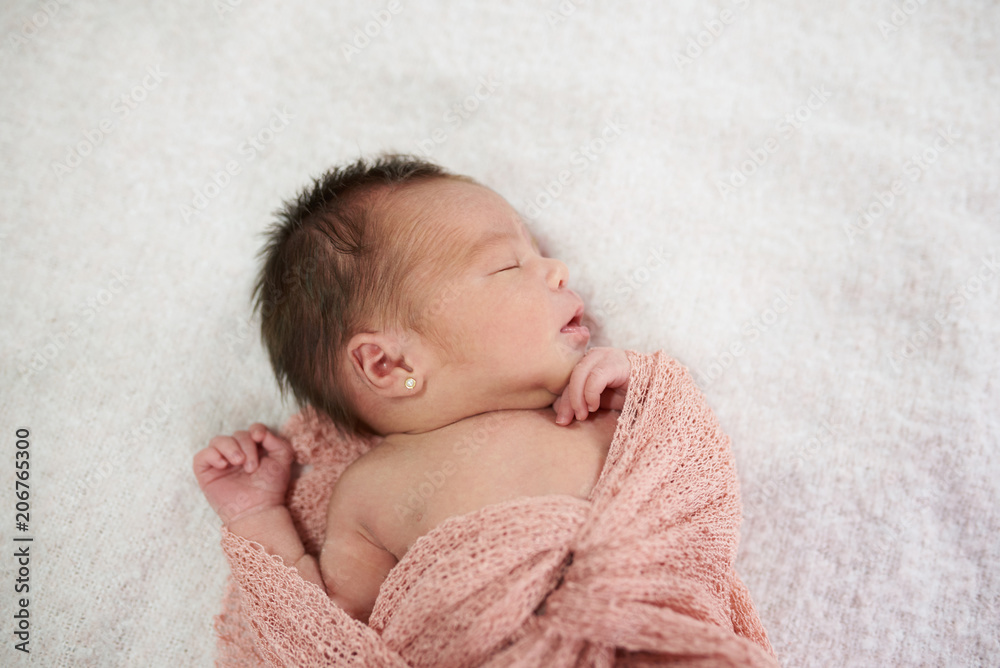Newborn sleeping on soft blanket - obrazy, fototapety, plakaty 