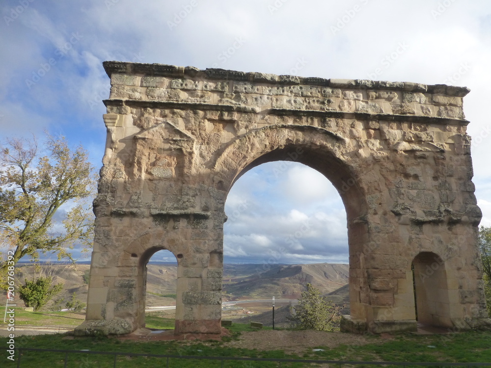 Arco romano de Medinaceli, pueblo y villa historica de Soria, comunidad autónoma de Castilla y León, en España