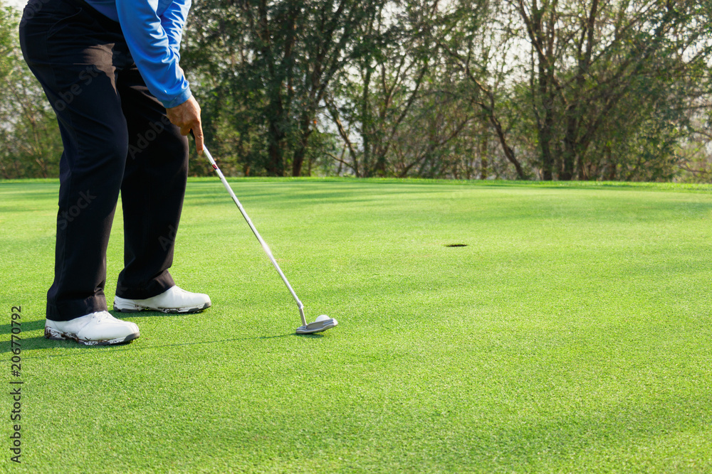 Obraz premium Man playing golf on a golf course