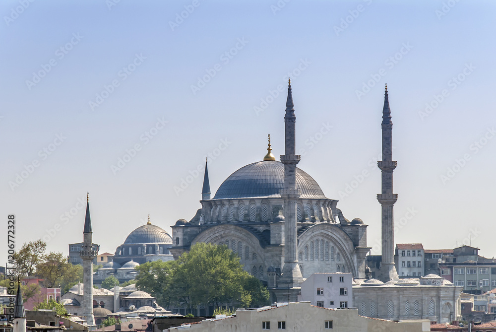 Obraz premium Istanbul, Turkey, 25 April 2006: The Bayezit Mosque is an Ottoman mosque in the Fatih district of Istanbul.