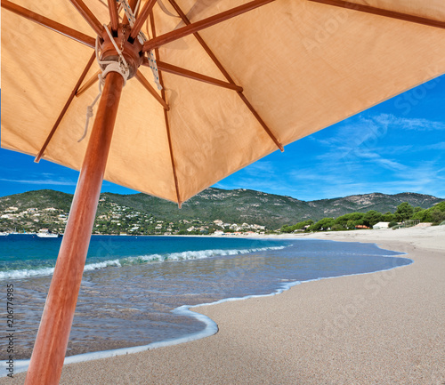  parasol sur plage de Sagone, Corse  photo