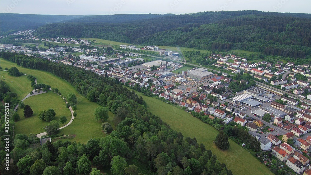 Honberg Sommer Aufnahme mit einer Drone von oben Blick auf Donautal Ruine Honburg in Tuttlingen in Süddeutschalnd in Europa