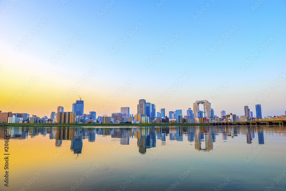 Naklejka premium 日本 大阪の街並み 朝日