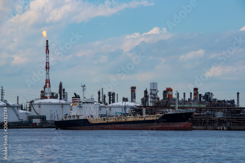 (神奈川県ｰ港の風景)精製所に停泊するタンカー船