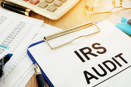 Quadro su tela IRS audit documents with clipboard on a desk.