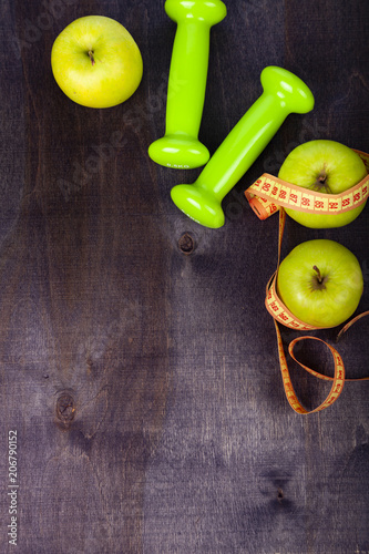 Apples, diet plan and measuring tape
