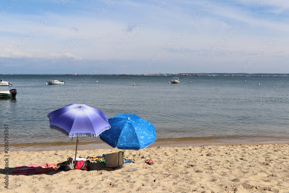 Parasol sur une plage du cap ferret bassin d'arcachon