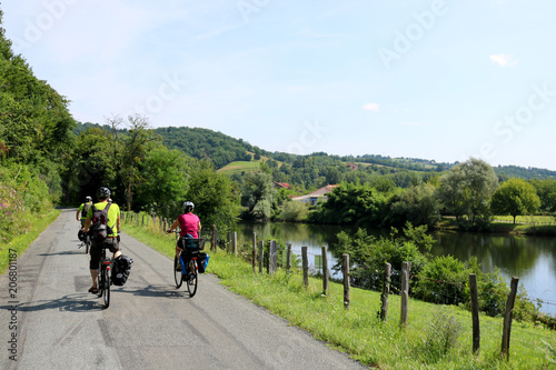 Cyclistes le long du Lot, sur la route Le Four Bas à Livinhac-le-Haut, Aveyron, France