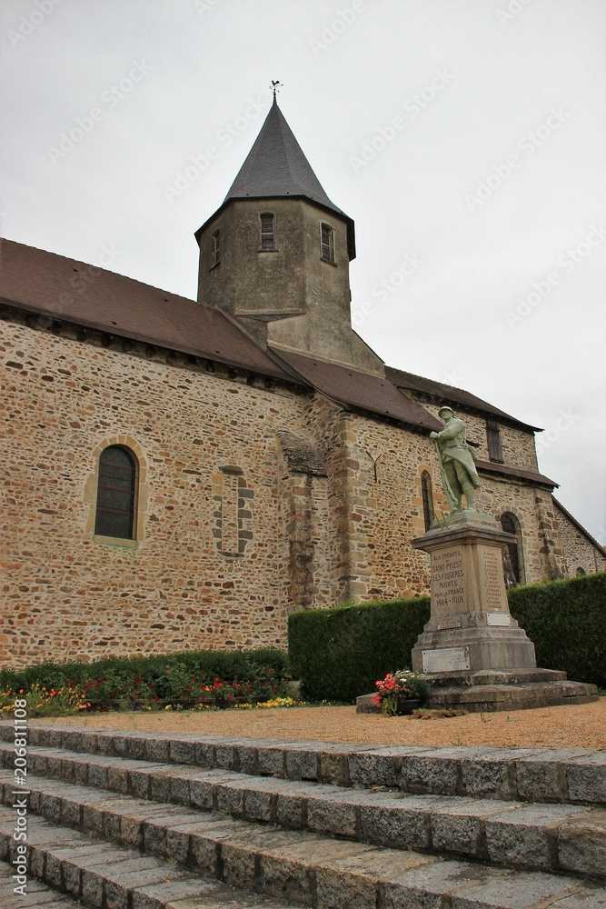 Eglise et monument aux morts.