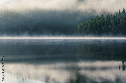 Poranna mgła na jeziorze