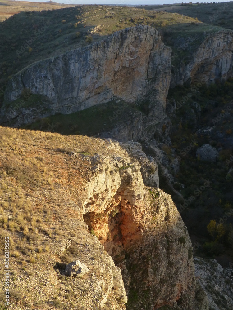 Obraz premium Otoño en Pelegrina, pueblo de Sigüenza, en la provincia de Guadalajara (Castilla la Mancha, España) Parque natural del Barranco del Río Dulce