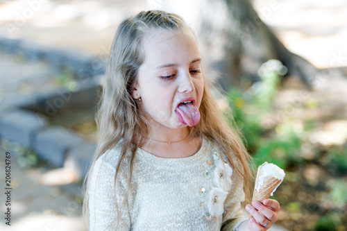 Fotografie Kid girl with ice cream cone in hand