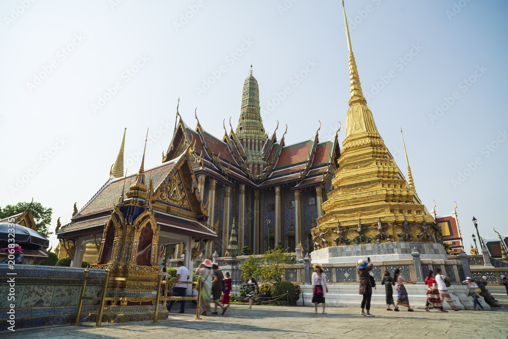 Fototapeta premium Grand palace and Wat Phra Keaw at sunset Bangkok Thailand. Beautiful Landmark of Thailand. Temple of the Emerald Buddha.