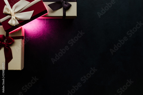 Принти на полотні mysterious light coming from under gift boxes