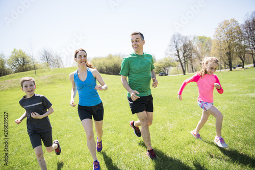 Parents with children sport running together outside © Louis-Photo