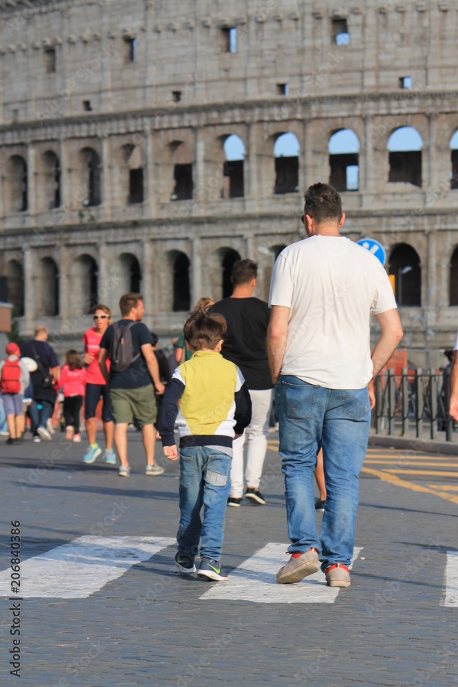 Un padre, un figlio ed il Colosseo