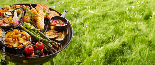 Foto Assortment of fresh healthy vegetables on a BBQ