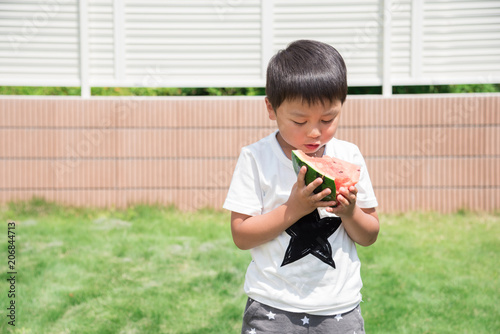 スイカを食べる男の子