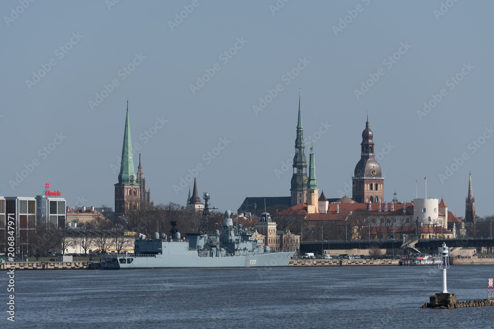 Fototapeta premium Riga über der Düna