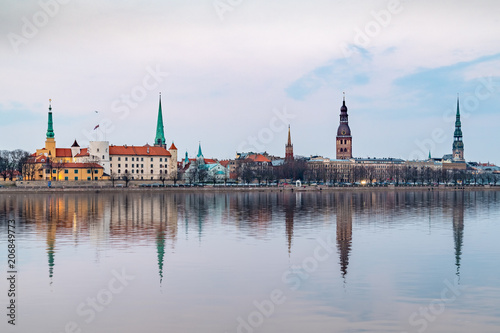 Riga zu Beginn der "Blauen Stunde" als Spiegelung in der Duna