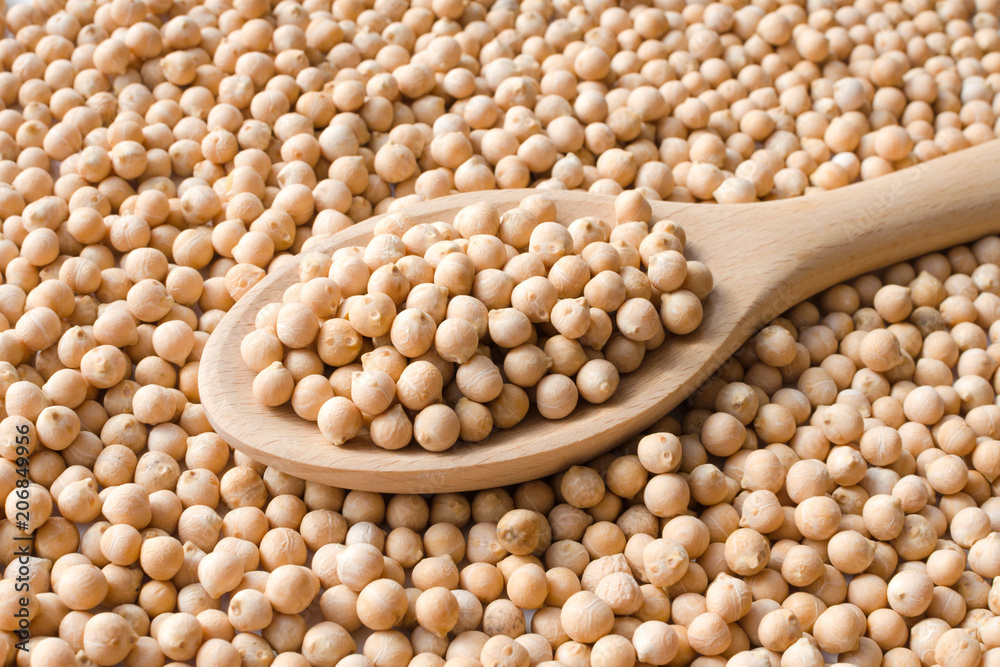 Fototapeta premium dry raw chickpeas in a spoon
