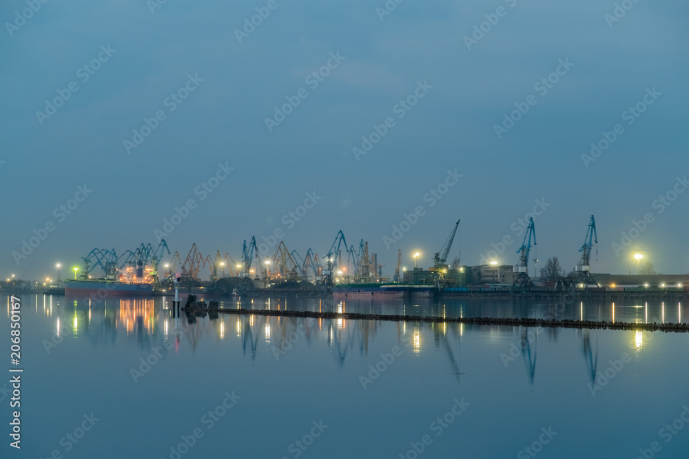 Blaue Stunde im Hafen von Riga