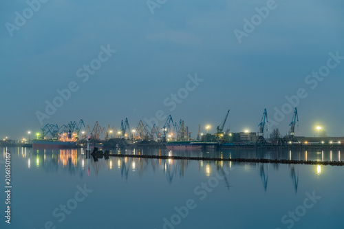 Blaue Stunde im Hafen von Riga © Dr. Jürgen Tenckhoff