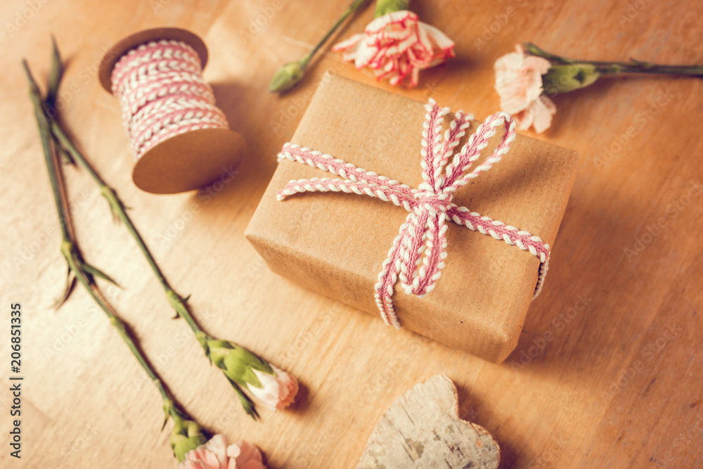 Fototapeta premium Vintage Geschenk mit Nelken