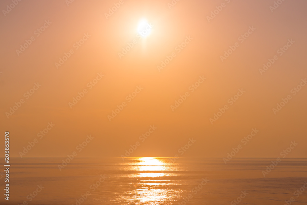 ondes sur l'eau au soleil couchant ondes sur l'eau au soleil couchant