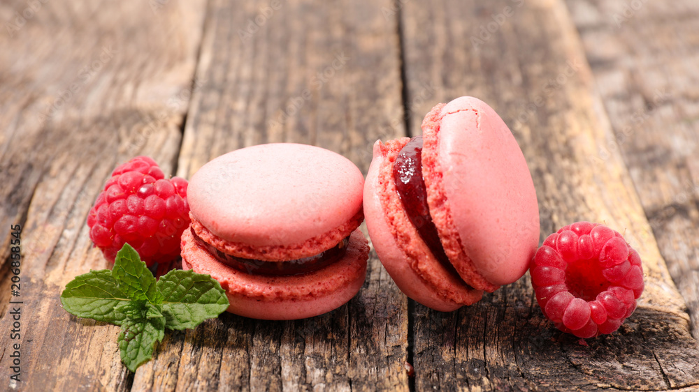 Фотография french macaroon with raspberry